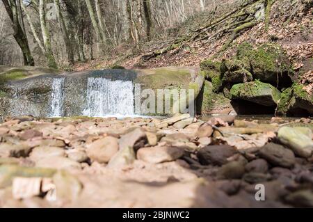 Petite chute d'eau et lit de rivière sec Banque D'Images