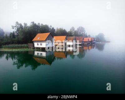 Maisons en bateau à Grosser Alpsee dans l'Allgaeu en Bavière, Allemagne Banque D'Images