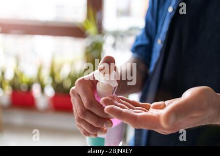 Gros plan sur un homme distribuant de l'aseptisant pour les mains Banque D'Images