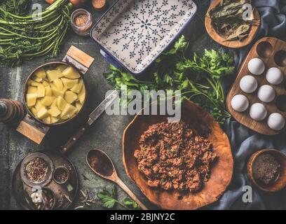 Préparation de cuisson de plats de cassole de pommes de terre. Ingrédients de la tarte de Shepherd. Cuisine rustique. Ustensiles de cuisine anciens. Pose plate. Cuisine maison. Vue de dessus Banque D'Images