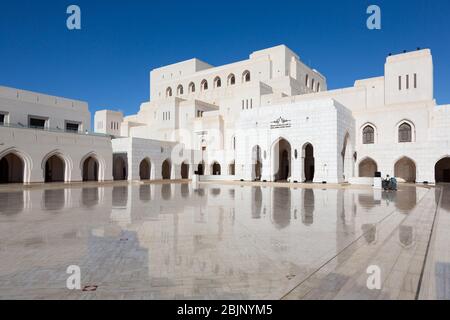 Opéra Royal à Muscat, Oman avec réflexions sur le sol en marbre poli devant Banque D'Images