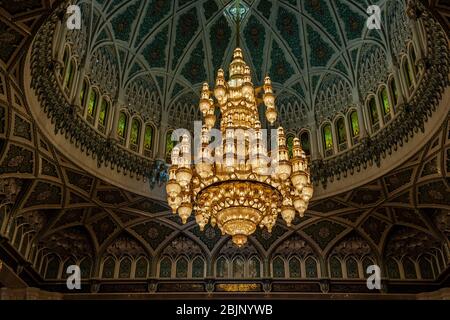 Chandelier dans le dôme intérieur de la Grande Mosquée Sultan Qaboos à Muscat, Oman Banque D'Images