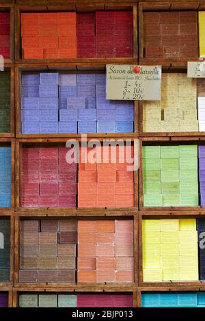 Blocs de savons colorés empilés sur des étagères, Provence, France. Banque D'Images