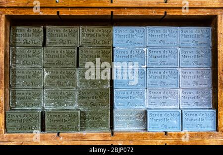 Blocs de savons colorés empilés sur des étagères, Provence, France. Banque D'Images