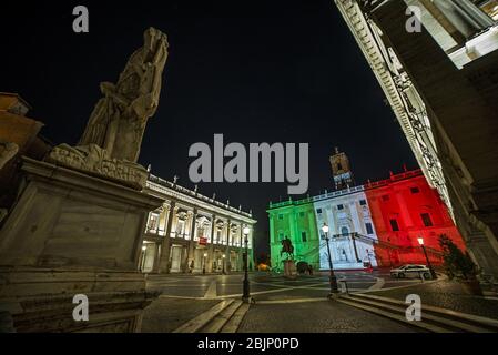 Italie, Rome, 24 avril 2020 : la façade de l'hôtel de ville de Capitole s'est illuminée avec les couleurs du drapeau italien lors de l'urgence du covid 19 (Coronavirus). Photo Fabi Banque D'Images