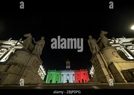 Italie, Rome, 24 avril 2020 : la façade de l'hôtel de ville de Capitole s'est illuminée avec les couleurs du drapeau italien lors de l'urgence du covid 19 (Coronavirus). Photo Fabi Banque D'Images