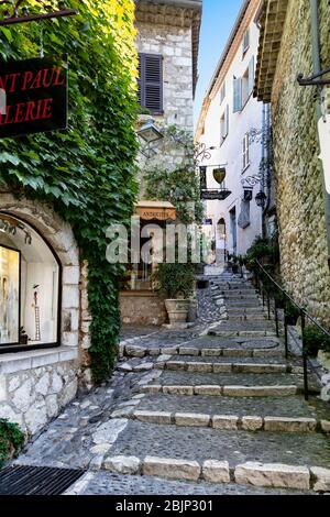 Une des rues étroites de Saint Paul de Vence, Côte d'Azur, Provence, France. Banque D'Images