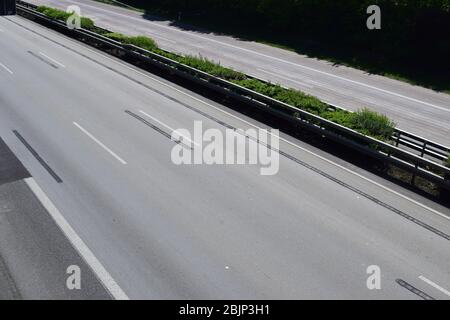 L'Autobahn, vide et endommagé comme rarement vu Banque D'Images