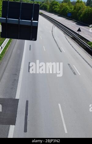 L'Autobahn, vide et endommagé comme rarement vu Banque D'Images