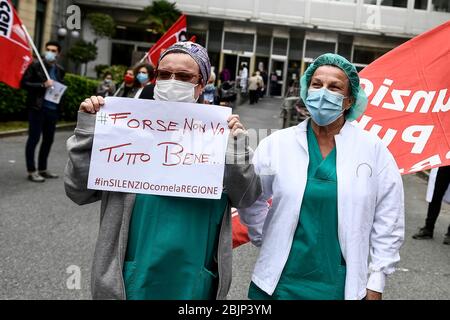 Turin, Italie. 30 avril 2020. TURIN, ITALIE - 30 avril 2020: Un travailleur médical tient une lecture sur un placarde "tout est pas bien" lors d'une manifestation de travailleurs médicaux organisée par les syndicats de CGIL et d'UIL contre les dysfonctionnements dans la gestion de la crise du coronavirus COVID-19 dans la région du Piémont. (Photo de Nicolò Campo/Sipa USA) crédit: SIPA USA/Alay Live News Banque D'Images