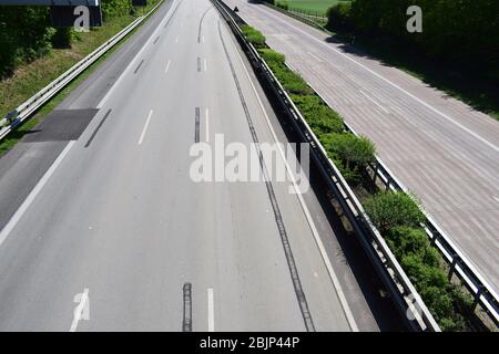 L'Autobahn, vide et endommagé comme rarement vu Banque D'Images