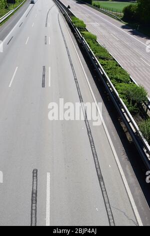 L'Autobahn, vide et endommagé comme rarement vu Banque D'Images
