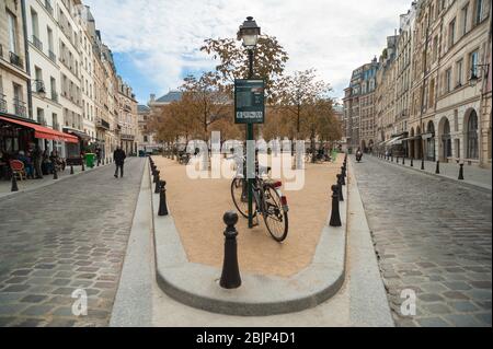 Place Dauphin Paris, vue sur la double rue pavée de la place Dauphin sur l'Ile de la Cité historique dans le centre de Paris, France. Banque D'Images