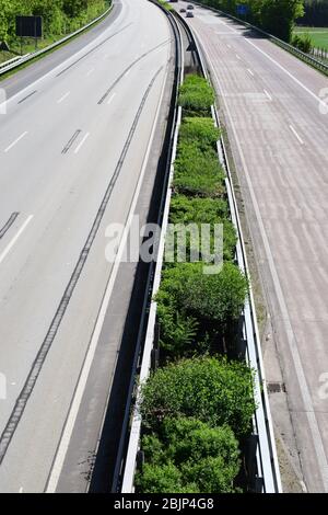 L'Autobahn, vide et endommagé comme rarement vu Banque D'Images