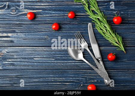 Composition avec set de couverts sur fond en bois Banque D'Images