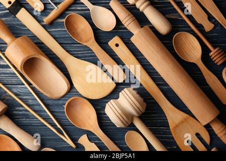 Divers ustensiles de cuisine en bois sur la table Banque D'Images