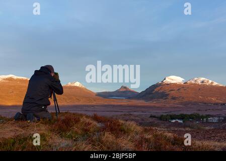 Homme photographiant une vue épique dans Highland Scotland Banque D'Images