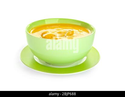 Une portion de soupe de crème de lentilles maison fraîche dans un bol sur fond blanc Banque D'Images