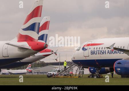 Glasgow, Royaume-Uni. 30 avril 2020. Photo : les nuages de tempête se rassemblent alors que les équipes au sol de British Airways assurent la collecte de 14 appareils Airbus A 319/A 320 et A 321 mis à la terre qui ont été stationnés sur la deuxième piste de l'aéroport de Glasgow depuis le début du verrouillage du Coronavirus (COVID-19). Depuis, l'industrie mondiale des compagnies aériennes est en train de s'effondrer, certaines compagnies aériennes ayant fait faillite et d'autres comme BA demandant une aide financière du gouvernement. A ce jour, BA a annoncé qu'elle axait près de 12 000 employés. Crédit : Colin Fisher/Alay Live News Banque D'Images