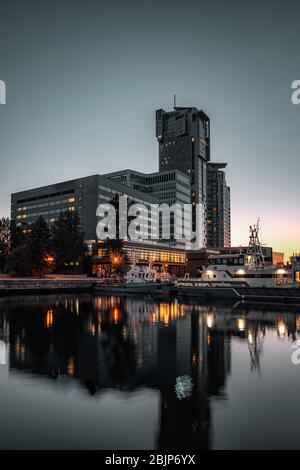 Vue en soirée sur les tours de la mer de Gdynia Banque D'Images