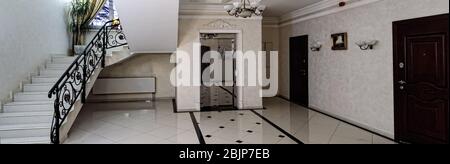 Grand hall d'entrée avec murs clairs et sol en marbre. Entrée à l'entrée hall hall d'entrée d'une grande maison de ville Banque D'Images