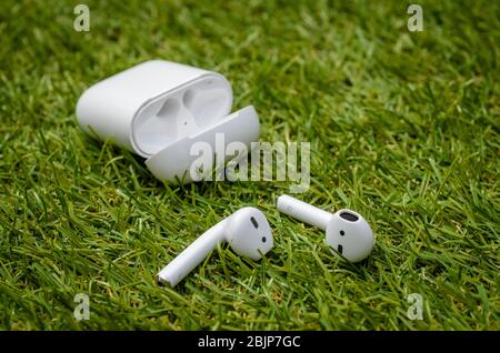 Apple AirPods et étui de chargement, les écouteurs sans fil Apple AirPods ont été lancés pour la première fois en 2016 Banque D'Images