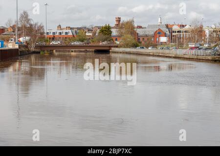 Le projet de défense contre les inondations de Mersey près du pied du pont dans le centre-ville de Warrington à marée haute, après l'arrivée du remore de marée de Mersey Banque D'Images