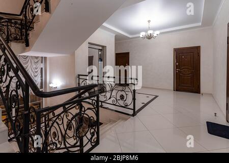 Grand hall d'entrée avec murs clairs et sol en marbre. Entrée à l'entrée hall hall d'entrée d'une grande maison de ville Banque D'Images