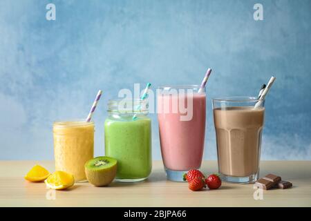 Différents milkshakes en verre sur la table Banque D'Images