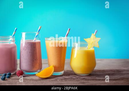 Différents milkshakes en verre sur la table Banque D'Images