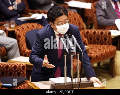 Tokyo, Japon. 30 avril 2020. Le ministre japonais de la Santé Katsunobu Kato portant un masque répond à une question lors de la session du comité budgétaire de la Chambre haute à l'alimentation nationale tenue à Tokyo le jeudi 30 avril 2020. Le projet de loi budgétaire supplémentaire pour lutter contre l'éclosion du nouveau coronavirus a été adopté au régime le 30 avril. Crédit: Yoshio Tsunoda/AFLO/Alay Live News Banque D'Images