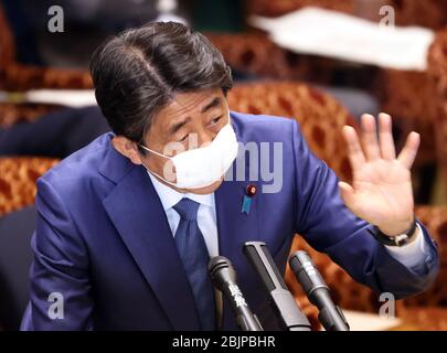 Tokyo, Japon. 30 avril 2020. Le Premier ministre japonais Shinzo Abe portant un masque répond à une question lors de la session du comité budgétaire de la Chambre haute à Tokyo, le jeudi 30 avril 2020. Le projet de loi budgétaire supplémentaire pour lutter contre l'éclosion du nouveau coronavirus a été adopté au régime le 30 avril. Crédit: Yoshio Tsunoda/AFLO/Alay Live News Banque D'Images