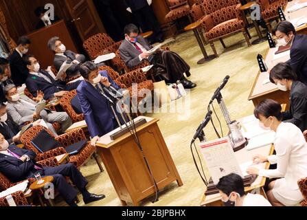 Tokyo, Japon. 30 avril 2020. Le Premier ministre japonais Shinzo Abe portant un masque répond à une question lors de la session du comité budgétaire de la Chambre haute à Tokyo, le jeudi 30 avril 2020. Le projet de loi budgétaire supplémentaire pour lutter contre l'éclosion du nouveau coronavirus a été adopté au régime le 30 avril. Crédit: Yoshio Tsunoda/AFLO/Alay Live News Banque D'Images