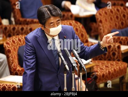 Tokyo, Japon. 30 avril 2020. Le Premier ministre japonais Shinzo Abe portant un masque répond à une question lors de la session du comité budgétaire de la Chambre haute à Tokyo, le jeudi 30 avril 2020. Le projet de loi budgétaire supplémentaire pour lutter contre l'éclosion du nouveau coronavirus a été adopté au régime le 30 avril. Crédit: Yoshio Tsunoda/AFLO/Alay Live News Banque D'Images