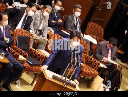 Tokyo, Japon. 30 avril 2020. Le Premier ministre japonais Shinzo Abe portant un masque répond à une question lors de la session du comité budgétaire de la Chambre haute à Tokyo, le jeudi 30 avril 2020. Le projet de loi budgétaire supplémentaire pour lutter contre l'éclosion du nouveau coronavirus a été adopté au régime le 30 avril. Crédit: Yoshio Tsunoda/AFLO/Alay Live News Banque D'Images