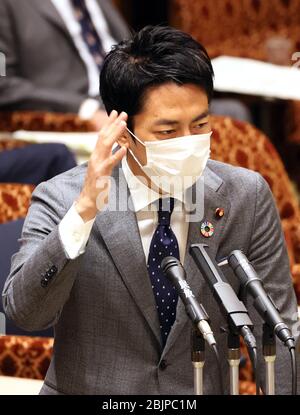 Tokyo, Japon. 30 avril 2020. Le ministre japonais de l'Environnement, Shinjiro Koizumi, portant un masque facial, répond à une question lors de la session du comité budgétaire de la Chambre haute lors de la Diète nationale tenue à Tokyo le jeudi 30 avril 2020. Le projet de loi budgétaire supplémentaire pour lutter contre l'éclosion du nouveau coronavirus a été adopté au régime le 30 avril. Crédit: Yoshio Tsunoda/AFLO/Alay Live News Banque D'Images