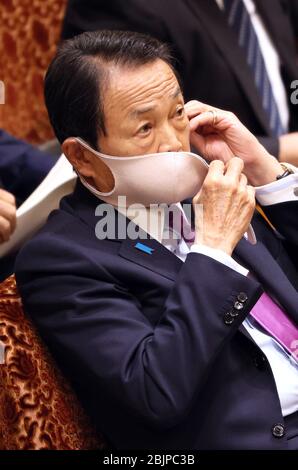 Tokyo, Japon. 30 avril 2020. Le ministre japonais des Finances, Taro Aso, portant un masque facial, écoute une question lors de la session du comité budgétaire de la Chambre haute à Tokyo, le jeudi 30 avril 2020. Le projet de loi budgétaire supplémentaire pour lutter contre l'éclosion du nouveau coronavirus a été adopté au régime le 30 avril. Crédit: Yoshio Tsunoda/AFLO/Alay Live News Banque D'Images