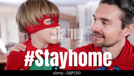 Les garçons caucasiens portant des capes avec des mots #Stay Home pendant la pandémie de coronavirus 19 Banque D'Images