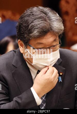 Tokyo, Japon. 30 avril 2020. Le ministre japonais de l'éducation, Koichi Hagiuda, portant un masque facial, répond à une question lors de la session du comité budgétaire de la Chambre haute lors de la Diète nationale tenue à Tokyo le jeudi 30 avril 2020. Le projet de loi budgétaire supplémentaire pour lutter contre l'éclosion du nouveau coronavirus a été adopté au régime le 30 avril. Crédit: Yoshio Tsunoda/AFLO/Alay Live News Banque D'Images