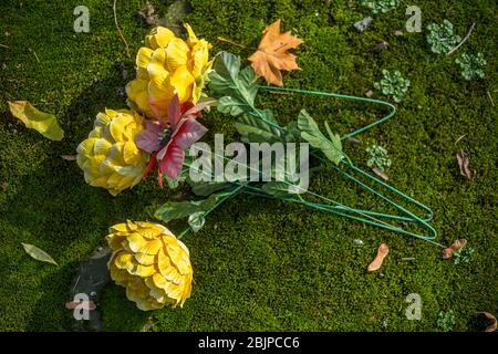 Fleurs artificielles sur une tombe du cimetière de Rakowicki à Cracovie, Pologne 2019. Banque D'Images