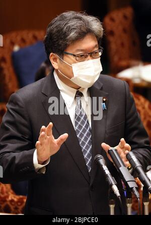 Tokyo, Japon. 30 avril 2020. Le ministre japonais de l'éducation, Koichi Hagiuda, portant un masque facial, répond à une question lors de la session du comité budgétaire de la Chambre haute lors de la Diète nationale tenue à Tokyo le jeudi 30 avril 2020. Le projet de loi budgétaire supplémentaire pour lutter contre l'éclosion du nouveau coronavirus a été adopté au régime le 30 avril. Crédit: Yoshio Tsunoda/AFLO/Alay Live News Banque D'Images