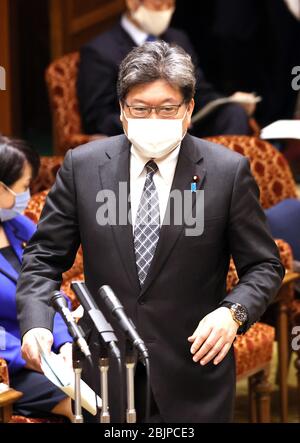 Tokyo, Japon. 30 avril 2020. Le ministre japonais de l'éducation, Koichi Hagiuda, portant un masque facial, répond à une question lors de la session du comité budgétaire de la Chambre haute lors de la Diète nationale tenue à Tokyo le jeudi 30 avril 2020. Le projet de loi budgétaire supplémentaire pour lutter contre l'éclosion du nouveau coronavirus a été adopté au régime le 30 avril. Crédit: Yoshio Tsunoda/AFLO/Alay Live News Banque D'Images