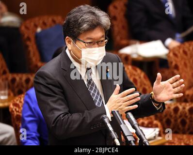 Tokyo, Japon. 30 avril 2020. Le ministre japonais de l'éducation, Koichi Hagiuda, portant un masque facial, répond à une question lors de la session du comité budgétaire de la Chambre haute lors de la Diète nationale tenue à Tokyo le jeudi 30 avril 2020. Le projet de loi budgétaire supplémentaire pour lutter contre l'éclosion du nouveau coronavirus a été adopté au régime le 30 avril. Crédit: Yoshio Tsunoda/AFLO/Alay Live News Banque D'Images