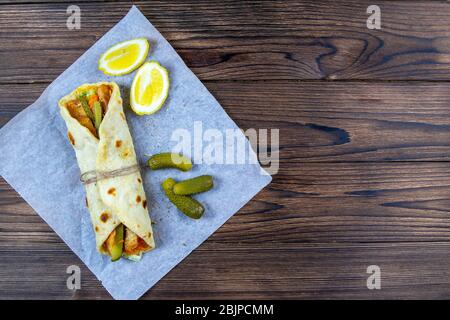 Délicieux bebab de doner turc sur pain pita avec de la viande rasée rôtie sur une rôtisserie verticale traditionnelle servie avec des ingrédients frais de salade sur Banque D'Images