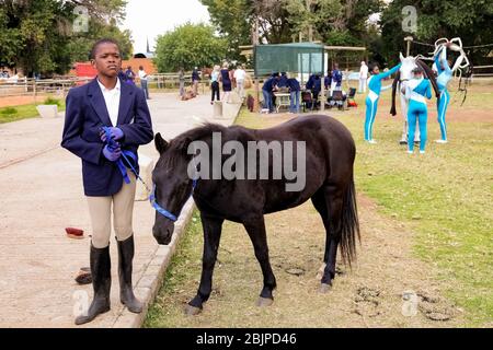 Soweto, Afrique du Sud - 16 avril 2012: Jeune garçon africain tenant les rênes d'un cheval Banque D'Images