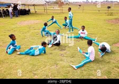 Soweto, Afrique du Sud - 16 avril 2012 : les jeunes acrobates africains se réchauffent avant l'exposition équestre Banque D'Images