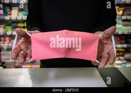 Paris, France. 29 avril 2020. Un membre du personnel affiche un masque en tissu dans une pharmacie à Paris, France, le 29 avril 2020. Le nombre de morts de coronavirus en France a atteint 24 087 alors que les hospitalisations et les patients en soins intensifs ont continué de diminuer mercredi. Crédit: Aurelien Morissard/Xinhua/Alay Live News Banque D'Images