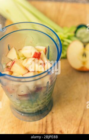 ingrédients sains pour préparer un smoothie vert dans le blender à la maison Banque D'Images