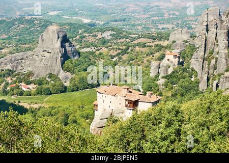 Monastères de Rousanou et d'Agios Nikolaos sur les falaises de Meteora, Thessalonique, Grèce - paysage grec Banque D'Images
