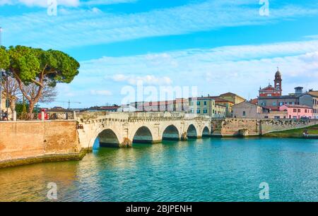 Vieille ville de Rimini et le pont de Tiberius, Italie - paysage urbain italien Banque D'Images